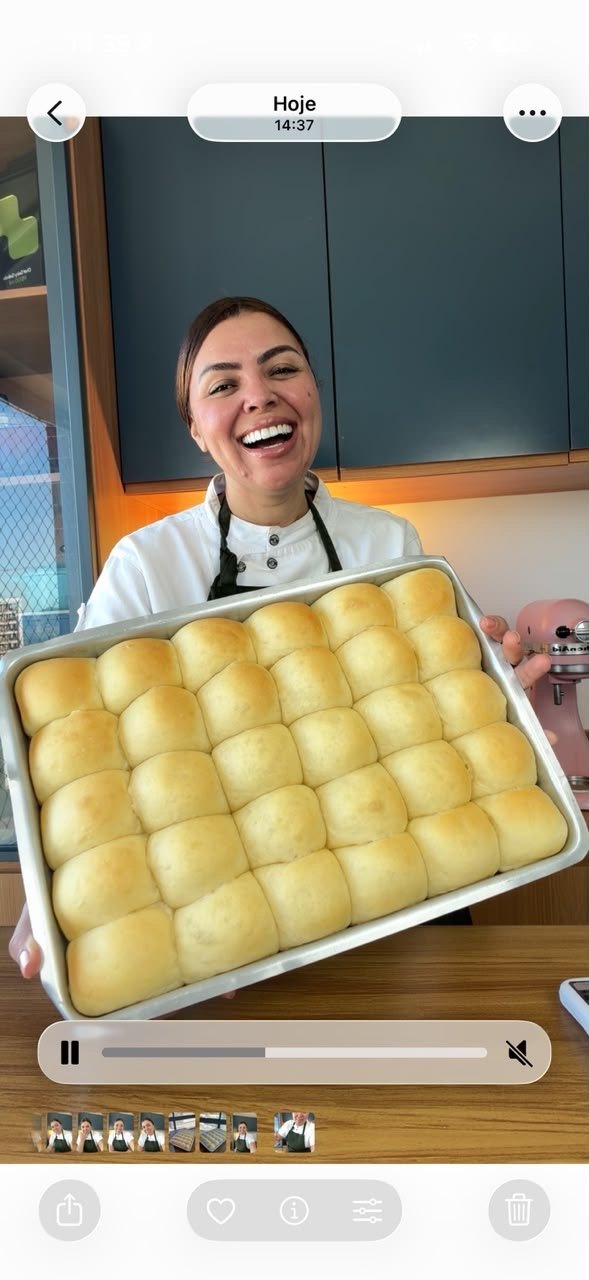 Travessa de pãezinhos douradinhos recém-assados sobre a bancada