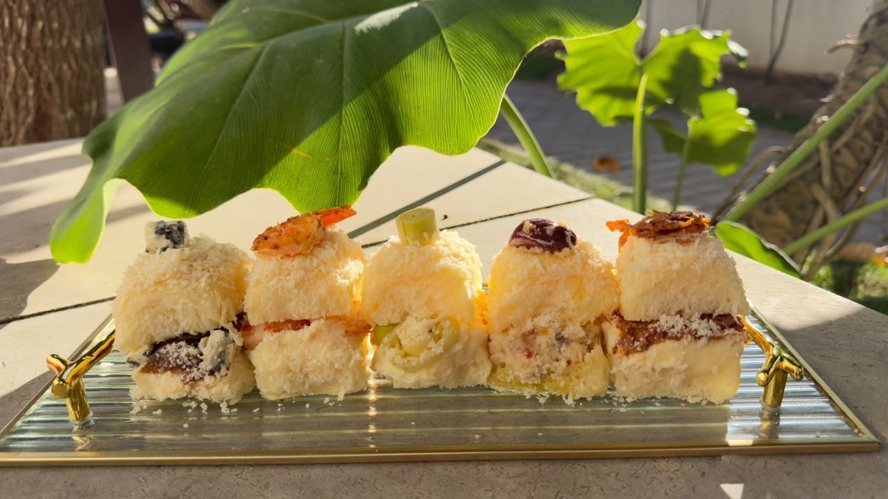 Pãezinhos recheados finalizados com parmesão numa travessa dourada